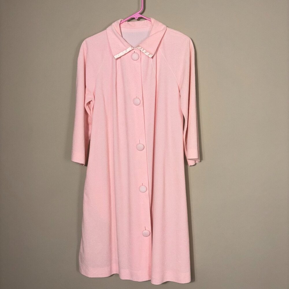 Sans Souci Pink Vintage Button-Down House Dress with Satin Collar Detail - OS